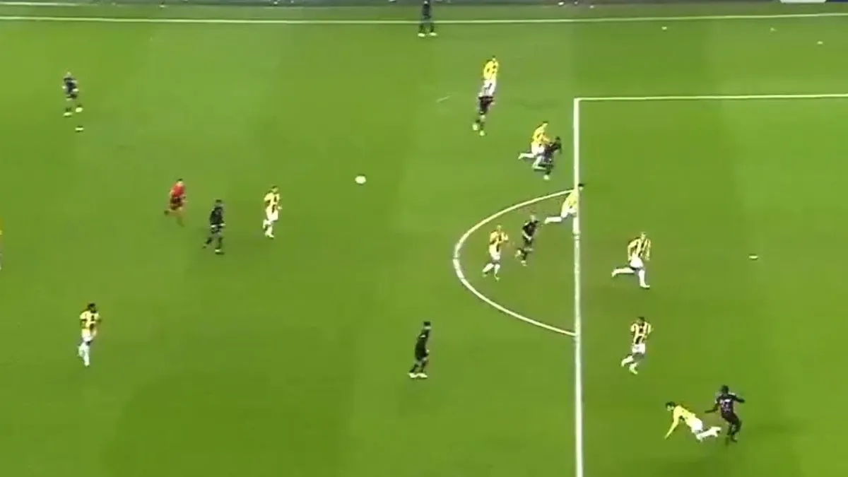 SamsunsporFenerbahçe maçına damga vuran pozisyon! F.Bahçeli oyuncular çılgına döndü…