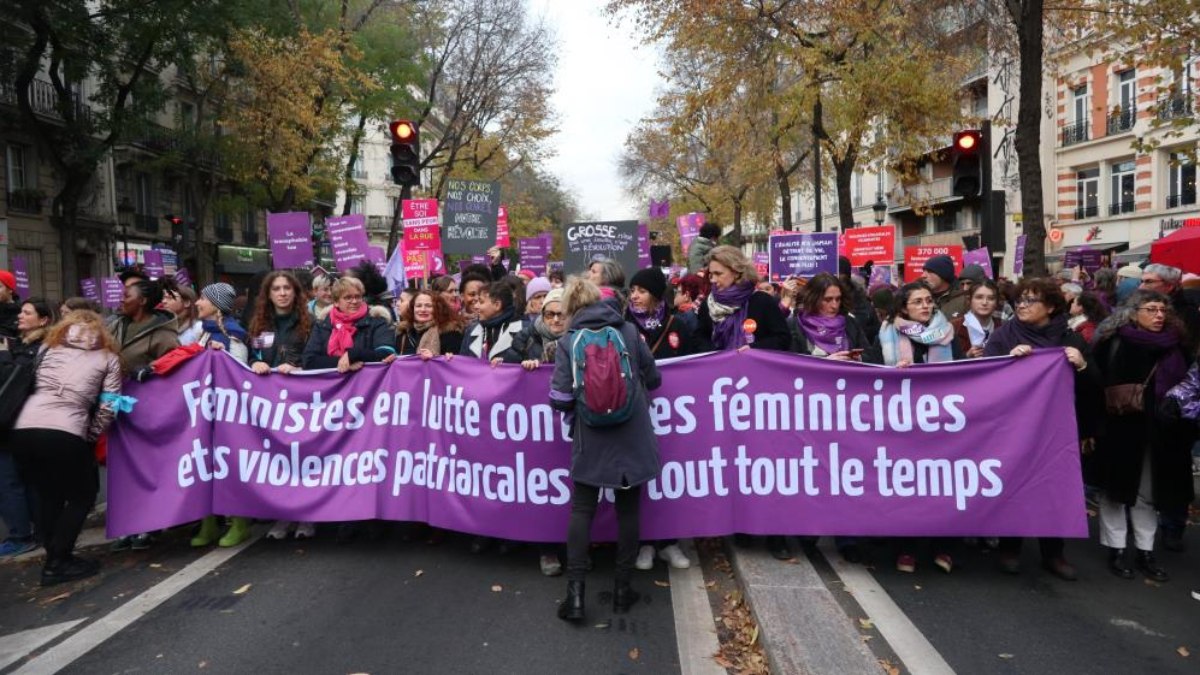 Fransa’da binlerce kişi kadına yönelik şiddete karşı yürüdü