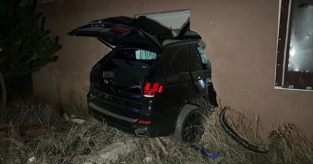 Sivas’ta kontrolden çıkan cip müstakil eve girdi: 1 yaralı