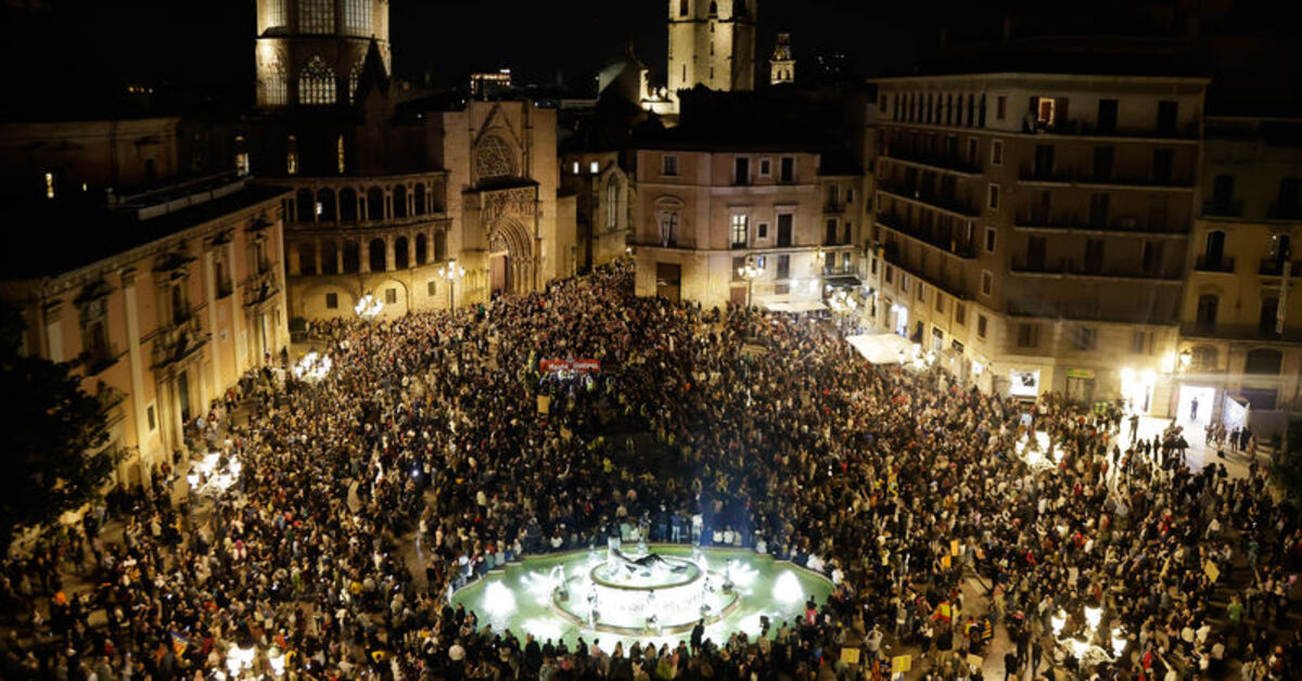 Valencia’da protesto: Sel felaketinde “kötü yönetim” gösteren yerel idarenin istifası talep edildi