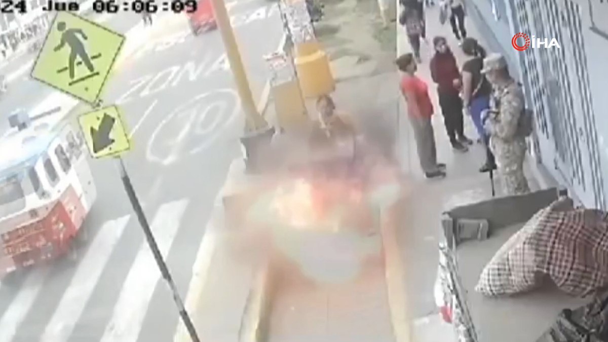 Peru’da kaldırıma adımını atığı anda elektrik kutusu patladı