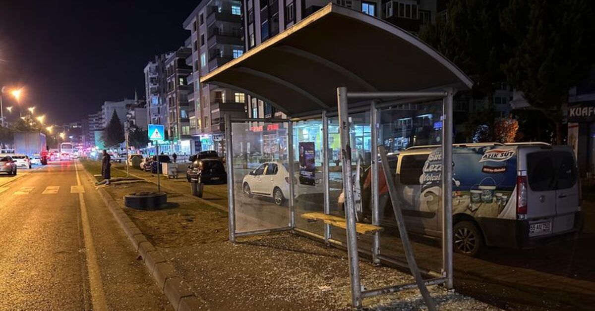 Seyir halindeki kamyondan ayrılan lastik otobüs durağına çarptı: 1 yaralı