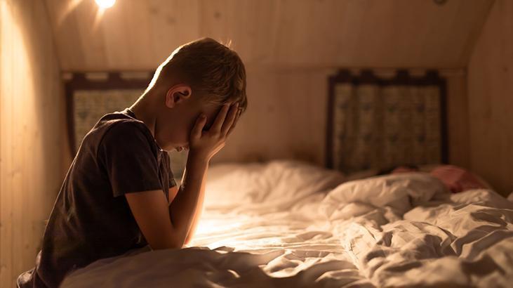 Çocuğu sakinleştirmeye giden bebek bakıcısına şok!