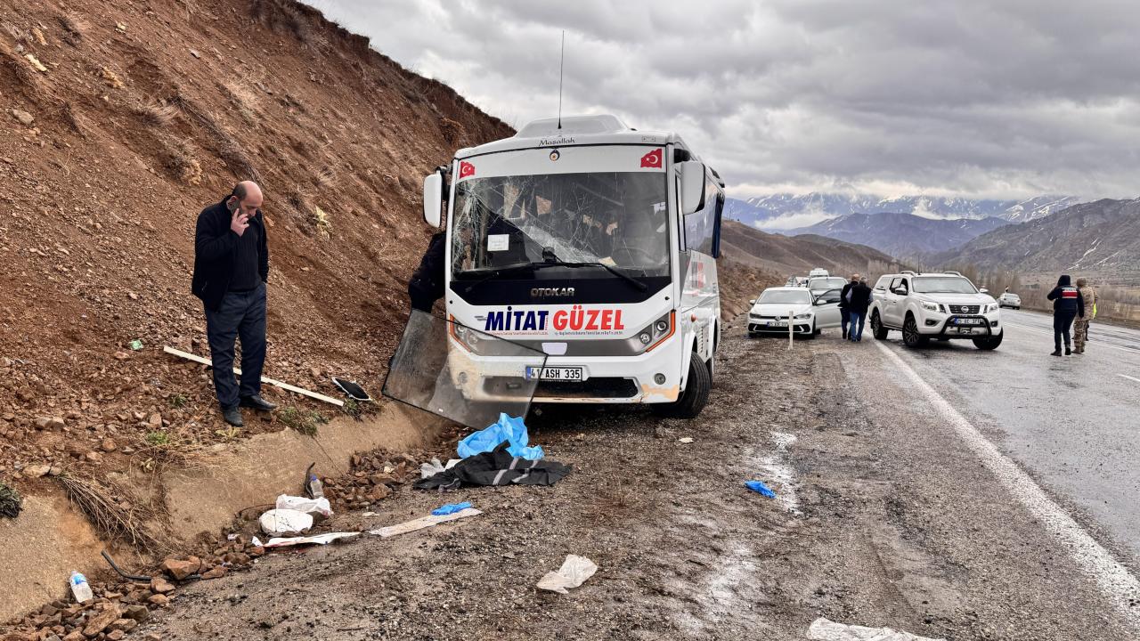 Erzurum’da servis midibüsü yamaca çarptı: 1 ölü, 16 yaralı